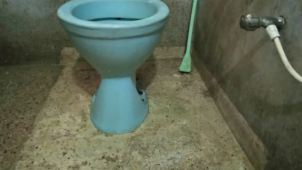 how to clean caulk around toilet base